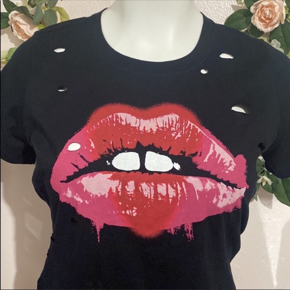 Torrid NWOT Distressed Lips Graphic Crew Neck Tee - Picture 4 of 6